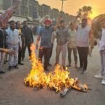 भाजयुमो नेता अंशु टुटेजा ने किया नवीन जिंदल का पुतला दहन