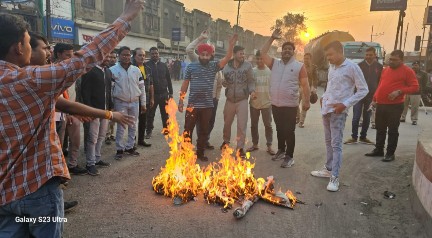 भाजयुमो नेता अंशु टुटेजा ने किया नवीन जिंदल का पुतला दहन
