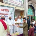 <em>एक रोटी काम खाओ लेकिन अपने बच्चों को ज़रूर पढ़ाओ – ऑल मुस्लिम वेलफेयर फाउंडेशन की मुहिम</em>