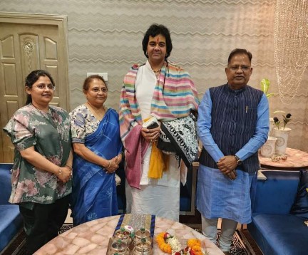 संत शिरोमणि एवं विख्यात कथा वाचक स्वामी चिन्मयानंद बापू का विधायक अमर अग्रवाल ने सपरिवार किया अभिनंदन