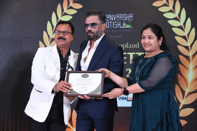फिल्म एक्टर सुनील शेट्टी के हाथों से छत्तीसगढ के डी के सोनी अधिवक्ता को मिला Social Activist का अवार्ड