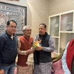 <em>कत्थक गुरु पद्मश्री विजेता रामलाल बरेठ ने पूर्व मंत्री एवं विधायक अमर अग्रवाल से की सौजन्य भेट</em>