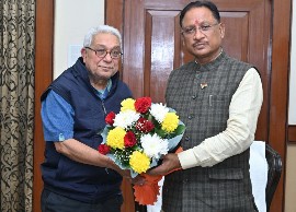 मुख्यमंत्री श्री साय से शहीद कर्नल विप्लव त्रिपाठी के पिता ने की सौजन्य मुलाकात