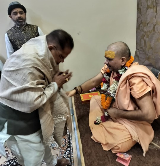 नगर विधायक अमर अग्रवाल ने बिलासपुर पधारे महामंडलेश्वर स्वामी हरिहरानंद सरस्वती का अभिनंदन कर आशीर्वाद लिया