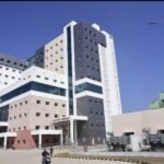 <em>कलेक्टर ने कोनी में बन रहे 240 बेड मल्टीस्पेशलिटी हॉस्पिटल का किया निरीक्षण</em>, <em>केन्द्र राज्य सहयोग से 200 करोड़ में बन रहा 10 मंजिला अत्याधुनिक हॉस्पिटल</em>