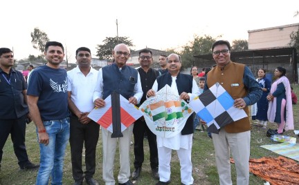 पुरंदर मिश्रा मकर संक्रांति के उपलक्ष्य पर कच्छ कड़वा पाटीदार समाज रायपुर द्वारा आयोजित पतंग उत्सव में सम्मलित हुऐ