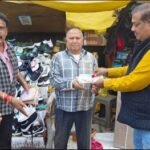 विश्व हिंदू परिषद ने अक्षत वितरण का कार्यक्रम श्याम खाटू मंदिर से  सिम्स चौक तक समस्त व्यापारी भाइयों को वितरित किया