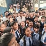 <em>रेलवे निरीक्षण के दौरान स्कूली बच्चियों से मिलने का मोह नहीं छोड़ सके वित्त मंत्री ओपी</em>