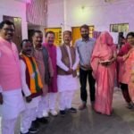 वरिष्ठ पत्रकार मनोज द्विवेदी के निवास पहुंच रामलाल रौतेल और राज्यमंत्री दिलीप जायसवाल ने दी नव युगल दंपति को शुभकामनाएँ