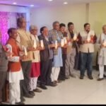 “उपहार” दोहा गीत संग्रह का हुआ विमोचन दूसरे सत्र में दोहा गीतों का डॉ.चितरंजन कर ने किया गायन