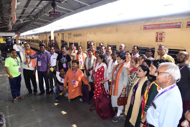 आस्था स्पेशल ट्रेन से बिलासपुर संभाग के श्रद्धालु रवाना हुए अयोध्या धाम,प्रभु श्री राम के जयकारों से गूंज उठा समूचा बिलासपुर