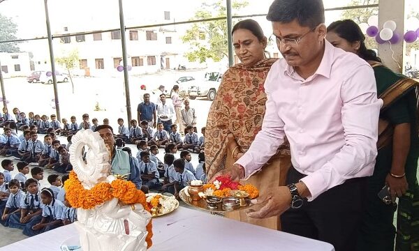 न्योता भोज में कलेक्टर ने अपने हाथों से बच्चों को परोसा भोजन,सहायक श्रम आयुक्त ज्योति शर्मा ने अपने जन्म दिन पर दिया 350बच्चों को भोज