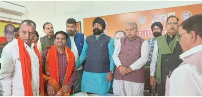 तखतपुर के कांग्रेस पार्षद देवांगन ने विधायक धरमलाल, अमर, सुशांत, धर्मजीत के समक्ष किया भाजपा प्रवेश