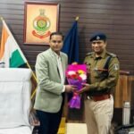 <em>निवर्तमान वरिष्ठ पुलिस अधीक्षक श्री सदानंद कुमार पुष्प गुच्छ देकर किए नव नियुक्त पुलिस अधीक्षक का स्वागत</em>……