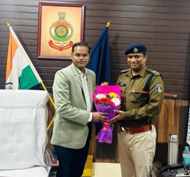 निवर्तमान वरिष्ठ पुलिस अधीक्षक श्री सदानंद कुमार पुष्प गुच्छ देकर किए नव नियुक्त पुलिस अधीक्षक का स्वागत……