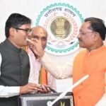 मुख्यमंत्री विष्णु देव साय ने अमृत काल के नींव का बजट पेश करने पर वित्त मंत्री ओ पी चौधरी को मिठाई खिलाकर दी बधाई
