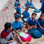 कुदुदंड स्कूल की प्रिंसिपल रीता तिवारी ने नव निर्मित सभी कमरों में ताला लगा  जिसके चलते छात्र बरामदे में बैठ कर पढ़ने को मजबूर