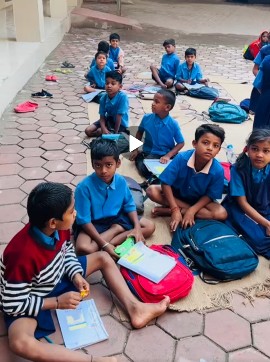 कुदुदंड स्कूल की प्रिंसिपल रीता तिवारी ने नव निर्मित सभी कमरों में ताला लगा  जिसके चलते छात्र बरामदे में बैठ कर पढ़ने को मजबूर