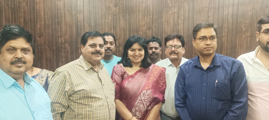 सांसद अपराजिता षड़ंगी से सौजन्य भेंट करने पहुंचे उत्कल समाज के प्रतिनिधियों ने