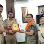 डॉ. संजीव शुक्लाआईजी, बिलासपुर रेंज एवं&nbsp; रजनेश सिंह तथा अन्य राजपत्रित अधिकारियों की उपस्थिति में उप पुलिस अधीक्षक सुशीला टेकाम की सेवानिवृत्ति पर दी गई विदाई