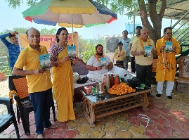 छंदशाला का चतुर्थ स्थापना समारोह अघोर पीठ दलहा में डॉ सुनीता की यात्रा संस्मरण का हुआ विमोचन