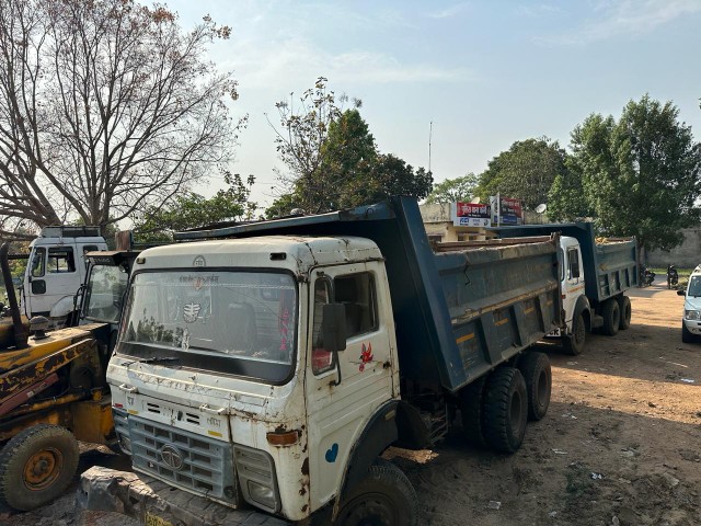 अवैध मिट्टी मुरूम खनन कर परिवहन के विरूद्ध कोनी पुलिस टीम का प्रहार, 3 हाईवा एवं 1 जेसीबी को किया जप्त