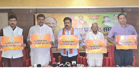 “मुझे लाठी मारो का नारा” लिखा पोस्टर उप मुख्यमंत्री ने लांच किया जिसे महंत के बंगले में चस्पा करेंगे
