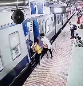 आपरेशन जीवनरक्षा* के तहत**गोंदिया-कटंगी पैसेंन्जर ट्रेन में चढ़ने के दौरान यात्री का फिसला पैर बालाघाट के आरपीएफ जवान ने बचाई यात्री की जान