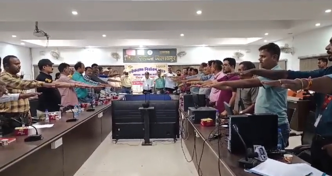 जिपं सीईओ व स्वीप के नोडल अधिकारी आर पी चौहान ने मीडिया प्रतिनिधियों को शत प्रतिशत मतदान की शपथ दिलाई