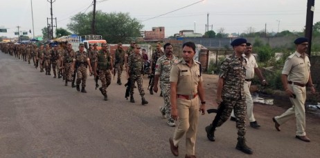 रायगढ़ में लोकसभा चुनाव को लेकर पुलिस ने अर्द्धसैनिक बलों के साथ निकाला फ्लैग मार्च-