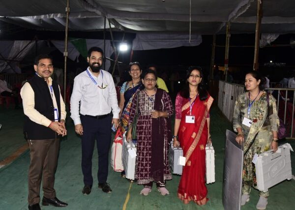 लोकसभा निर्वाचन 2024शुरू हुई मतदान दलों की वापसी, कलेक्टर- एसपी ने किया स्वागत