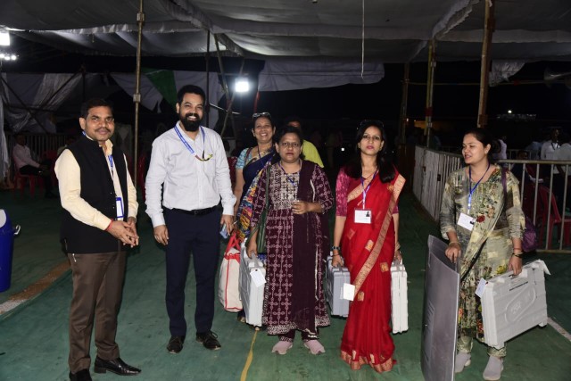 लोकसभा निर्वाचन 2024शुरू हुई मतदान दलों की वापसी, कलेक्टर- एसपी ने किया स्वागत