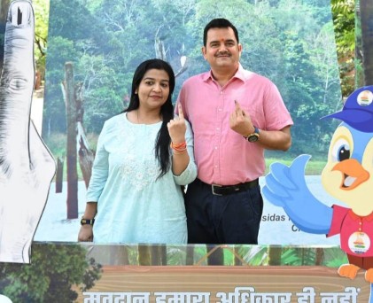 मुख्यमंत्री के सचिव श्री पी. दयानंद ने अपनी धर्मपत्नी श्रीमती शैलजा के साथ किया मतदान