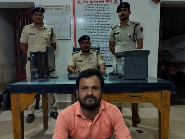 ओम कम्प्यूटर सेन्टर छाल में आरपी एफ रायगढ़ ने मारा छापा 10अवैध टिकट के साथ एक पकड़ाया