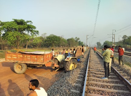 रायगढ़:ट्रेक्टर के रेलवे ट्रैक में फंसने के बाद अचानक मालगाड़ी आने से ट्रेक्टर के दो टुकड़े हो गए