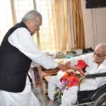 राज्यपाल श्री हरिचंदन ने ओडिशा के वरिष्ठ राजनेता श्री सुरेंद्र नाइक से मुलाकात की