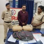 एक युवक से रायपुर पुलिस ने 10 किलो 260 ग्राम मादक पदार्थ गांजा कीमती एक लाख से ऊपर रुपए जप्त किया गया