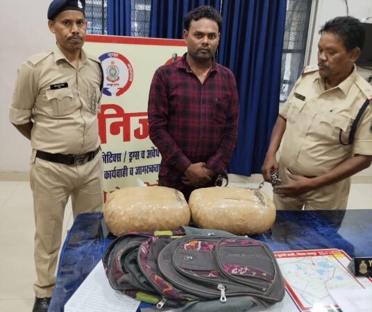 एक युवक से रायपुर पुलिस ने 10 किलो 260 ग्राम मादक पदार्थ गांजा कीमती एक लाख से ऊपर रुपए जप्त किया गया