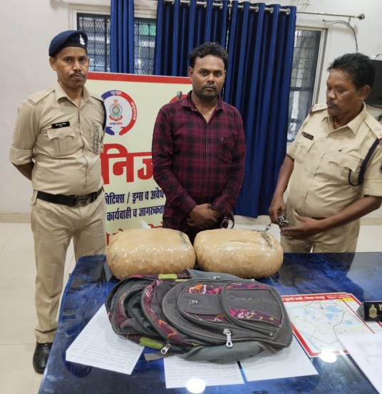 एक युवक से रायपुर पुलिस ने 10 किलो 260 ग्राम मादक पदार्थ गांजा कीमती एक लाख से ऊपर रुपए जप्त किया गया