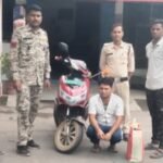 स्कूटी पर शराब परिवहन कर रहे युवक को भूपदेवपुर पुलिस ने पकड़ा