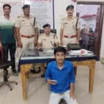 रेलवे टिकट बनाते हुए एक युवक रायगढ़ आरपीएफ टीम के हत्थे चढ़ा