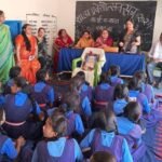 स्मृति त्रिलोक श्रीवास ने शास. पूर्व मा.शा. रमतला में तिलक लगाकर- मिठाई खिलाकर बच्चों का प्रवेश उत्सव कराया