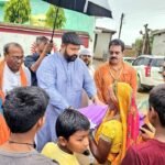 सिलपहरी कारीमाटी के ग्रामीणों को प्रबल प्रताप सिंह जूदेव ने मच्छर दानी वितरण किये