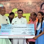 मुख्यमंत्री नोनी-बाबू मेधावी शिक्षा सहायता योजना के अंतर्गत जिले की दो छात्राएं हुई लाभान्वित मुख्यमंत्री ने बबिता एवं उमा को सौंपा 2-2 लाख रुपये का चेक