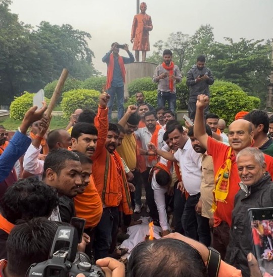 राहुल गांधी की शव यात्रा निकालकर व पुतला दहन करके विश्व हिंदू परिषद, बजरंग दल ने विरोध प्रदर्शन किया