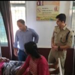 बरमकेला रोड में पिकअप पलटा : एक की मौत, 6 रायगढ़ रिफर,कलेक्टर ने घायलों से मिलकर बेहतर इलाज के लिए सीएमएचओ को निर्देश दिए