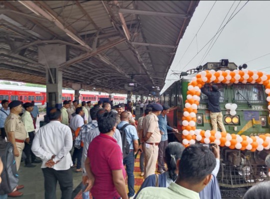 श्रीराम लला दर्शन योजना के तहत भारत गौरव टूरिस्ट ट्रेन से 850 दर्शनार्थी अयोध्या हुए रवाना,ट्रेन को हरी झंडी जितेन्द्र वर्मा भाजपा अध्यक्ष दुर्ग ने दिखाई