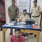 सारंगढ़ के छिंद गांव में रेल सुरक्षा बल रायगढ़ ने छापा मारकर एक युवक को टिकट बनाते गिरफ्तार किया ⭐एक वर्ष से रेलवे ई-टिकट का व्यापार कर रहा है। ⭐14 नग रेलवे ई टिकट मिला