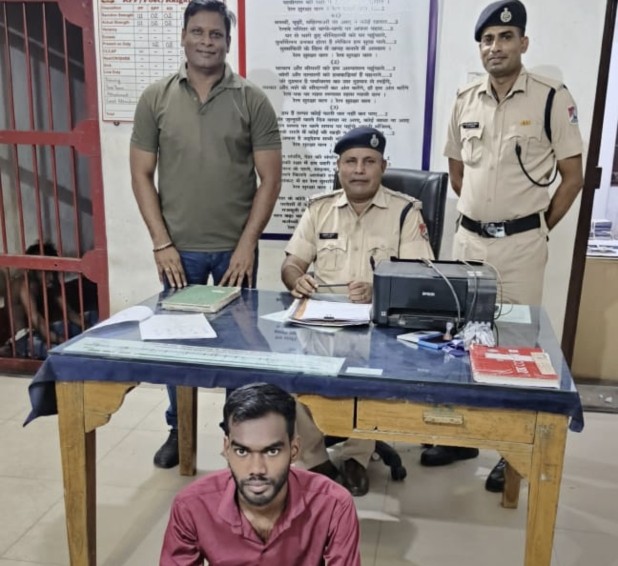 सारंगढ़ के छिंद गांव में रेल सुरक्षा बल रायगढ़ ने छापा मारकर एक युवक को टिकट बनाते गिरफ्तार किया ⭐एक वर्ष से रेलवे ई-टिकट का व्यापार कर रहा है। ⭐14 नग रेलवे ई टिकट मिला