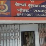 पिता के द्वारा डाटने पर एक नाबालिक लड़का उत्तरप्रदेश से भागकर रायगढ पहुंचा आरपीएफ ने चाइल्ड लाइन को सौपा